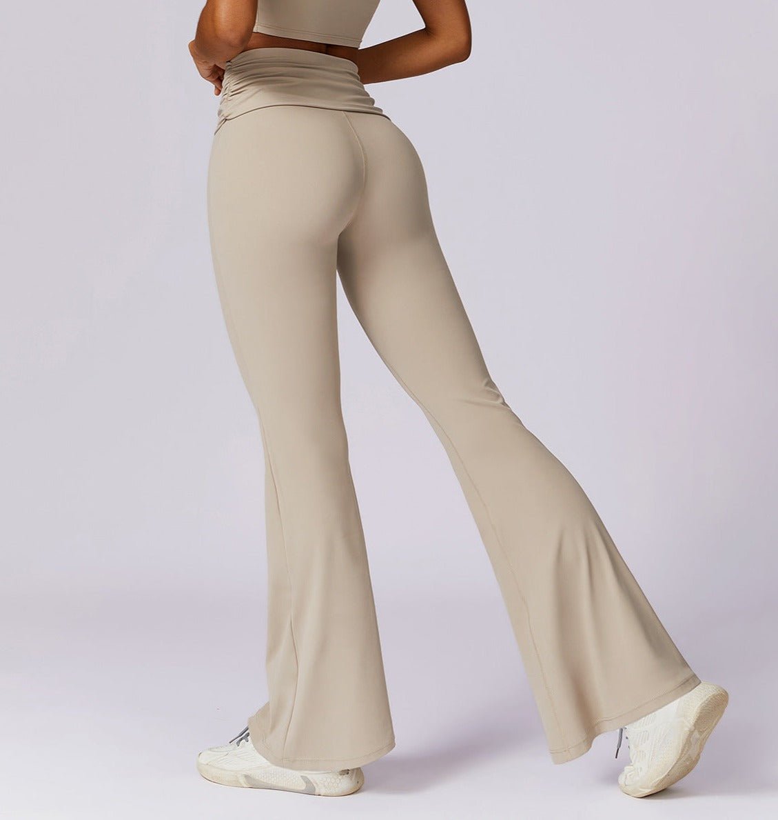 Foto trasera de leggings acampanados beige BYMO.