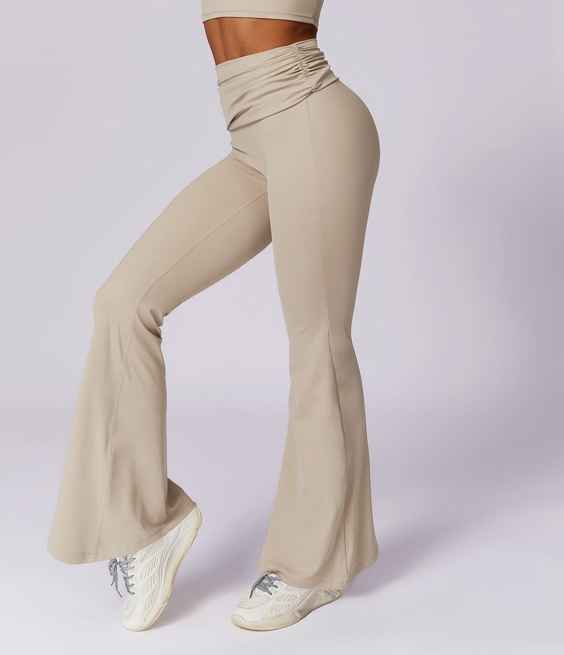 Foto frontal de leggings acampanados beige BYMO.