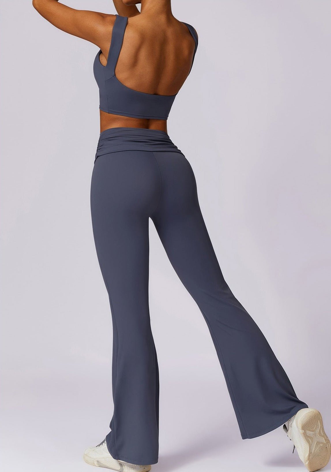 Foto frontal de leggings acampanados gris BYMO.