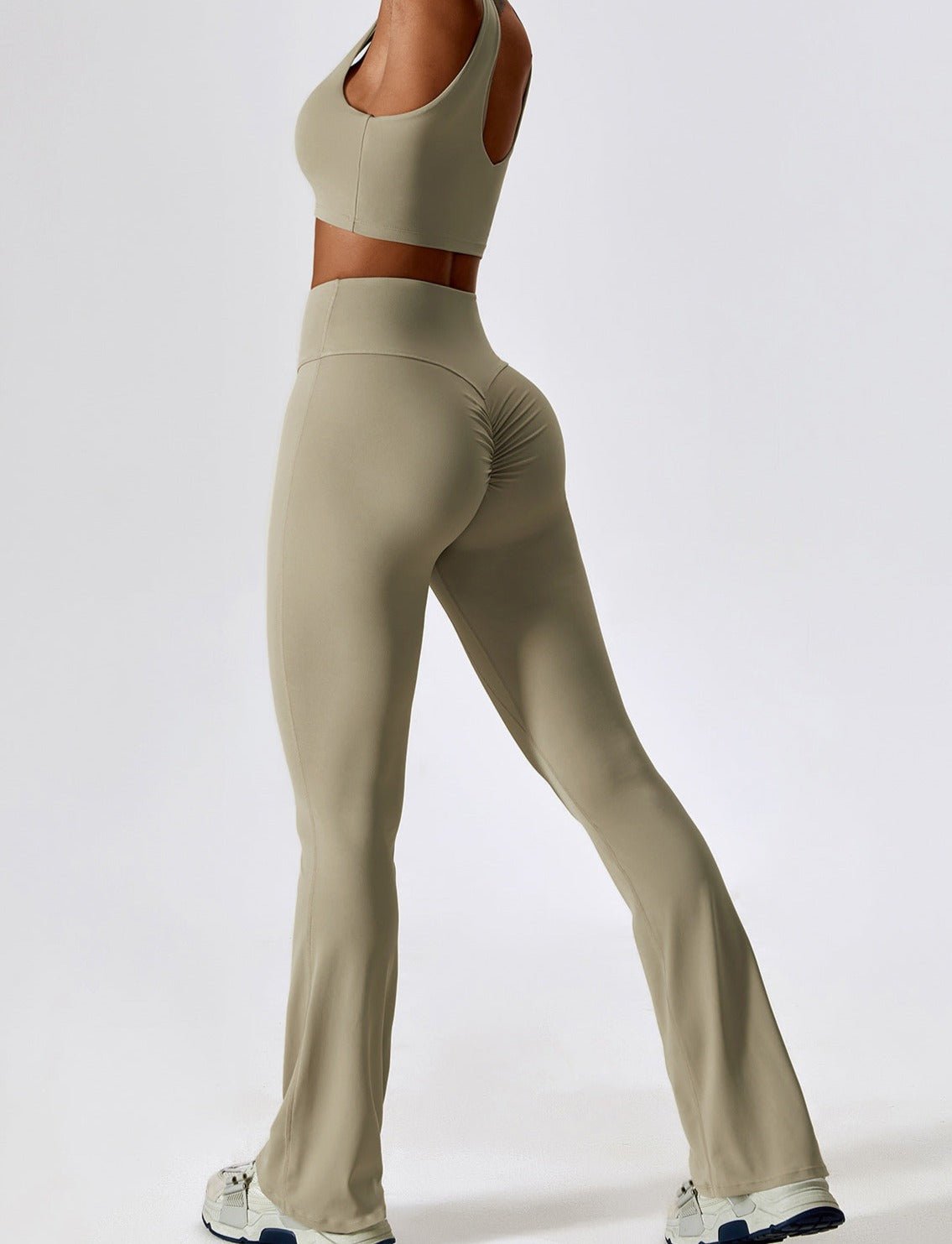 Foto trasera de leggings acampanados beige BYMO.