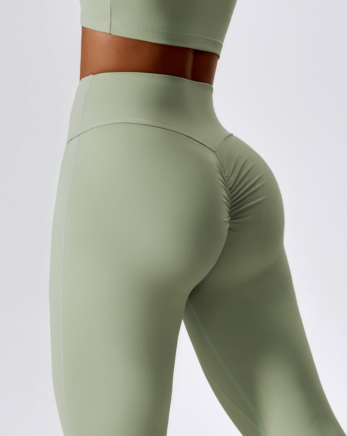 Foto trasera de leggings acampanados verdes BYMO.